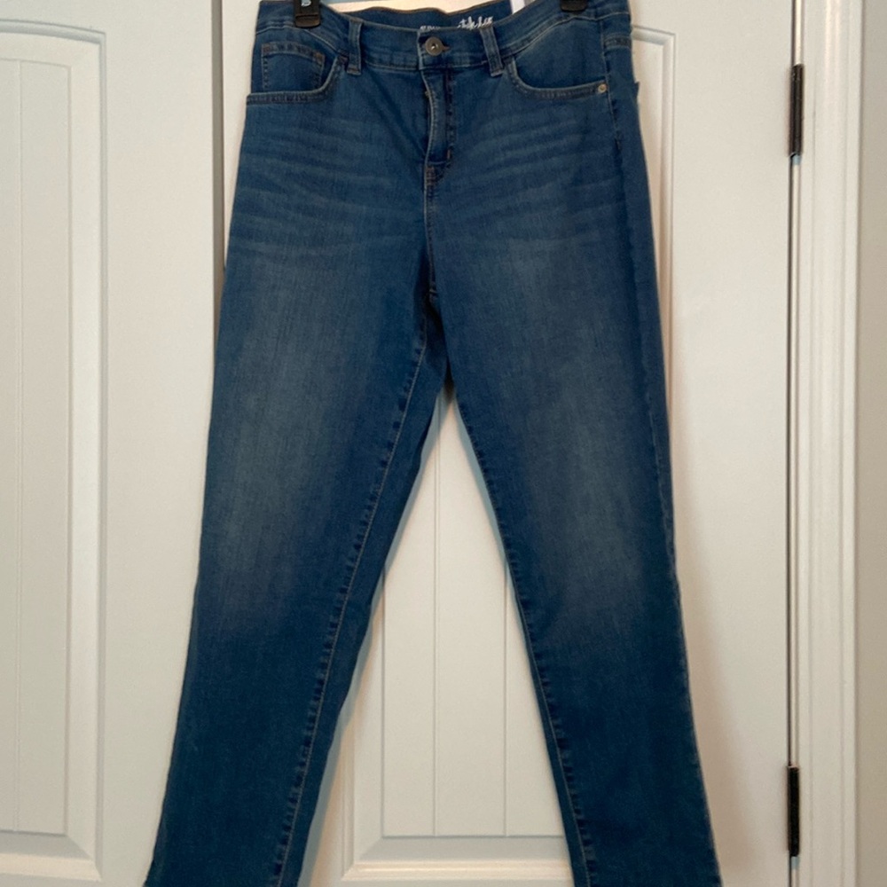 Slim leg jeans .